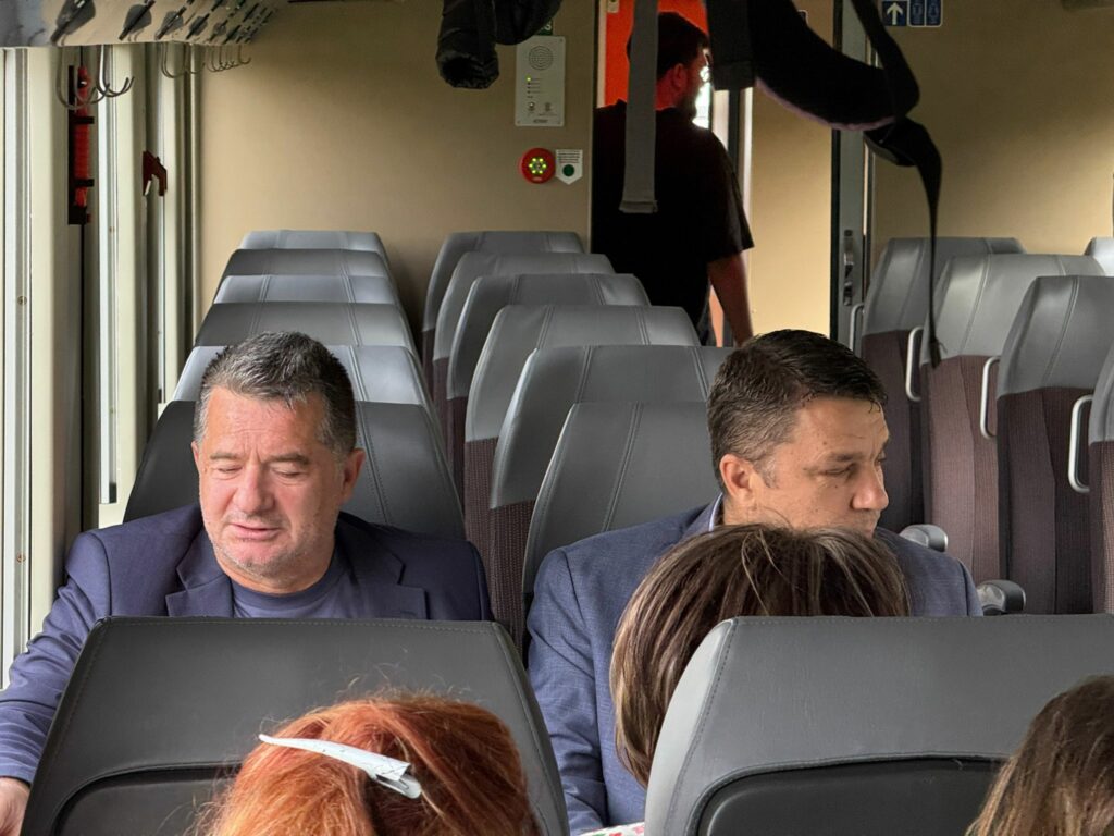 FOTO VIDEO Directorul CFR Călători a venit cu Trenul Soarelui la Constanța/ A fost lansat programul estival UPDATE 6 FOTO VIDEO Directorul CFR Călători a venit cu Trenul Soarelui la Constanța/ A fost lansat programul estival UPDATE 435f1b0b 08b0 402d b907 7a0124fa2416