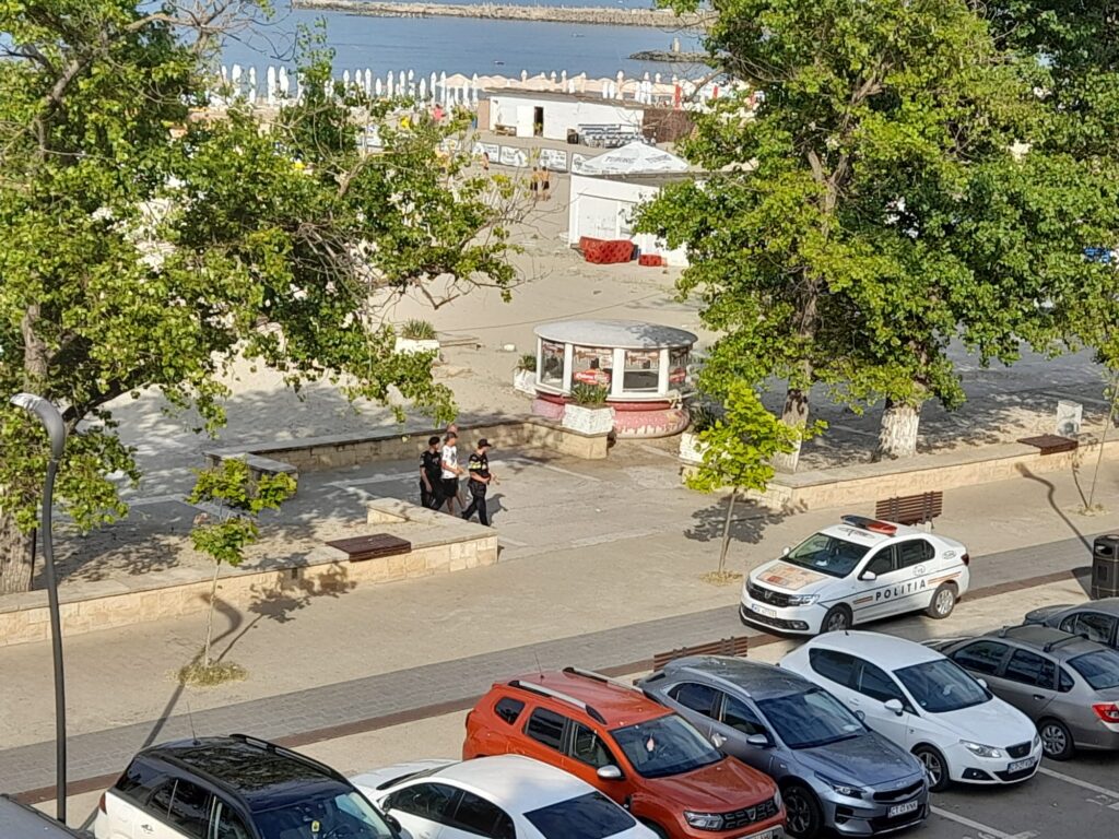 FOTO VIDEO Alertă în Mamaia! Un paznic a tras focuri de armă. Mai multe echipaje de poliție la fața locului 7 FOTO VIDEO Alertă în Mamaia! Un paznic a tras focuri de armă. Mai multe echipaje de poliție la fața locului 47e9aa28 3f7b 43d0 b805 f0a72f9005df