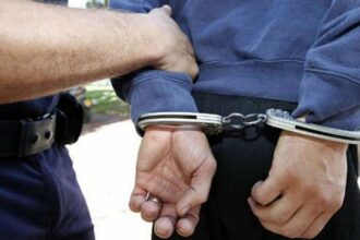 Mandate puse în aplicare: patru bărbați reținuți de polițiștii din Constanța 482185 354121 stiri barbat incatusat