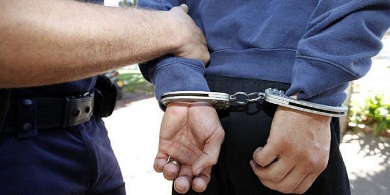 Mandate puse în aplicare: patru bărbați reținuți de polițiștii din Constanța 482185 354121 stiri barbat incatusat