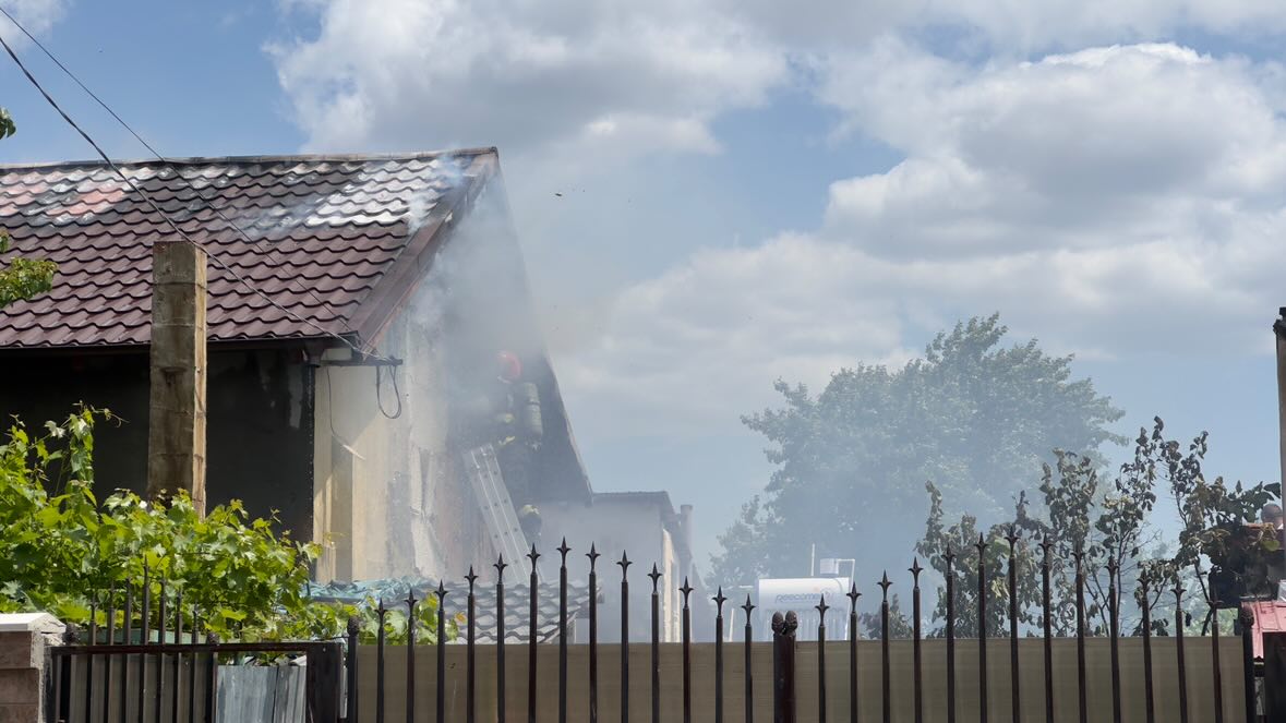FOTO Incendiu la anexa unei case din Murfatlar / Intervin pompierii 494689338 1255847705926016 5493443074411580127 n