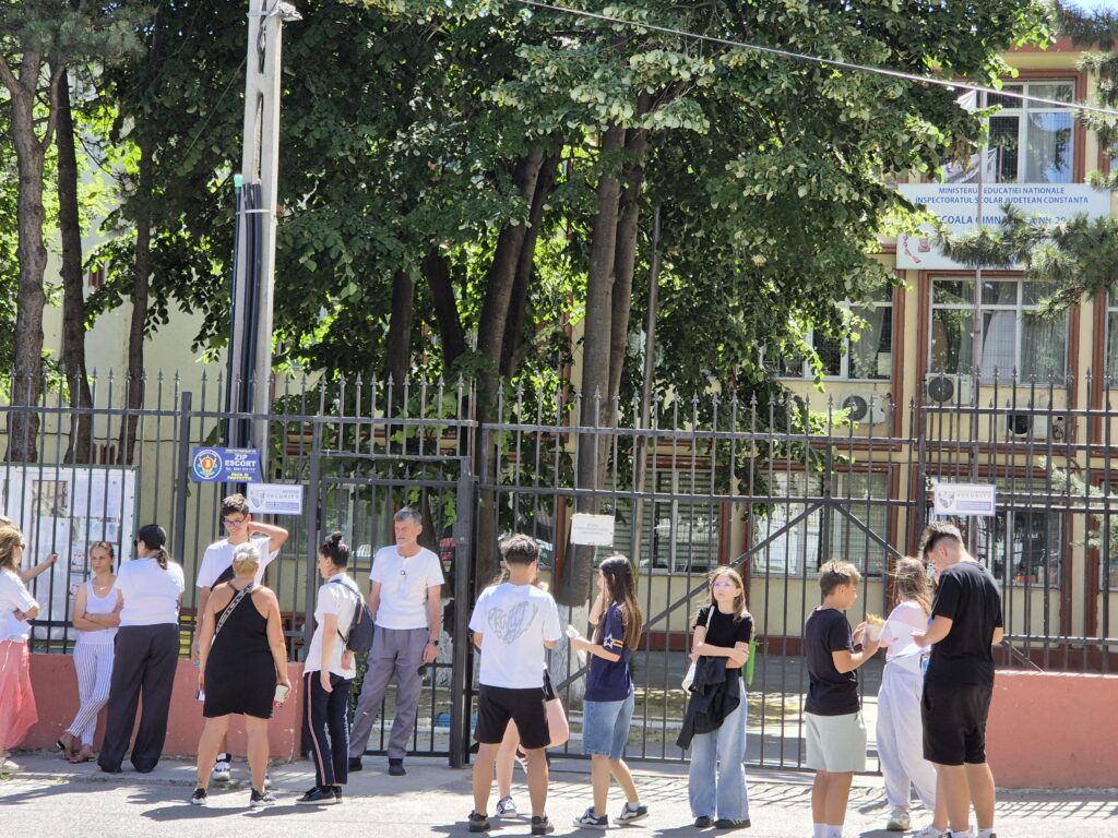 FOTO VIDEO Final de emoții pentru absolvenții clasei a VIII-a! Elevii din Constanța, optimiști după proba de Matematică de la Evaluarea Națională 3 FOTO VIDEO Final de emoții pentru absolvenții clasei a VIII-a! Elevii din Constanța, optimiști după proba de Matematică de la Evaluarea Națională 4c55ffad 015f 475e b069 c304eaf44105