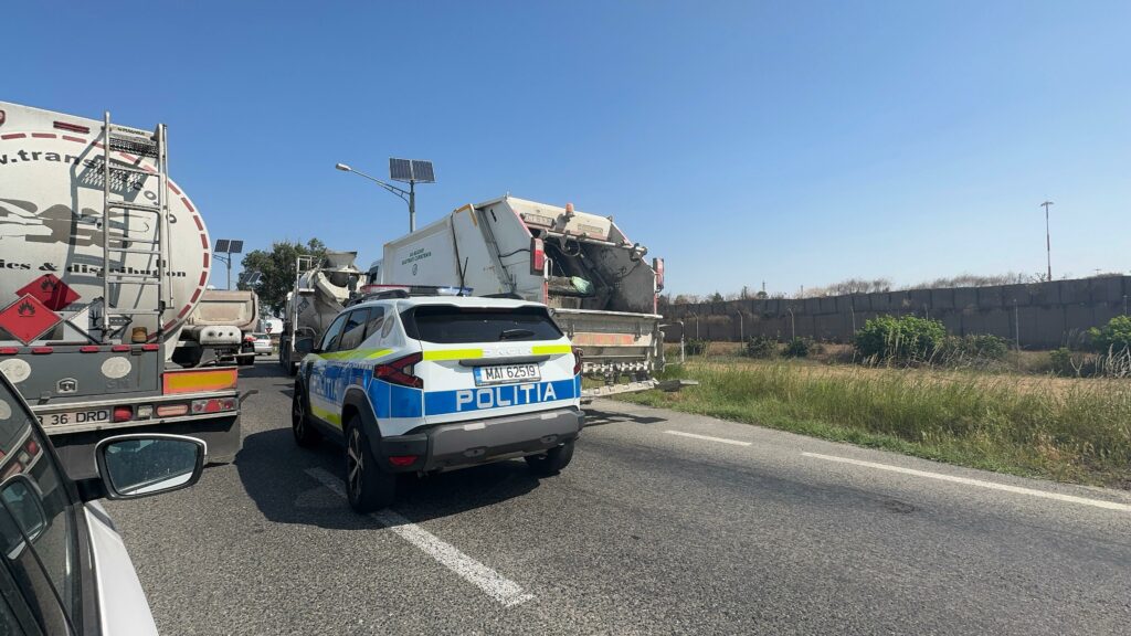 FOTO VIDEO Accident GRAV între DOUĂ camioane și CINCI mașini printre care una de la MAI, în Mihail Kogălniceanu/ A intervenit elicopterul SMURD UPDATE 9 FOTO VIDEO Accident GRAV între DOUĂ camioane și CINCI mașini printre care una de la MAI, în Mihail Kogălniceanu/ A intervenit elicopterul SMURD UPDATE 4d854178 b1d9 4329 b82c 5c0798d67459