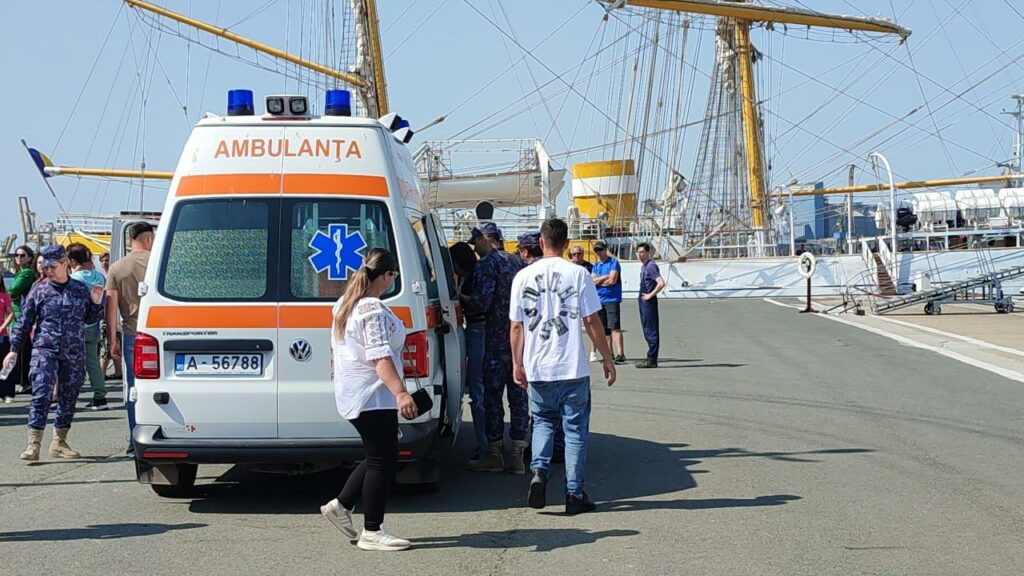 FOTO VIDEO Incident la ceremonia de revenire a Fregatei „Regele Ferdinand”: O tânără a avut nevoie de intervenția medicilor 5 FOTO VIDEO Incident la ceremonia de revenire a Fregatei „Regele Ferdinand”: O tânără a avut nevoie de intervenția medicilor 504212280 1065315312197472 8710049079738286215 n