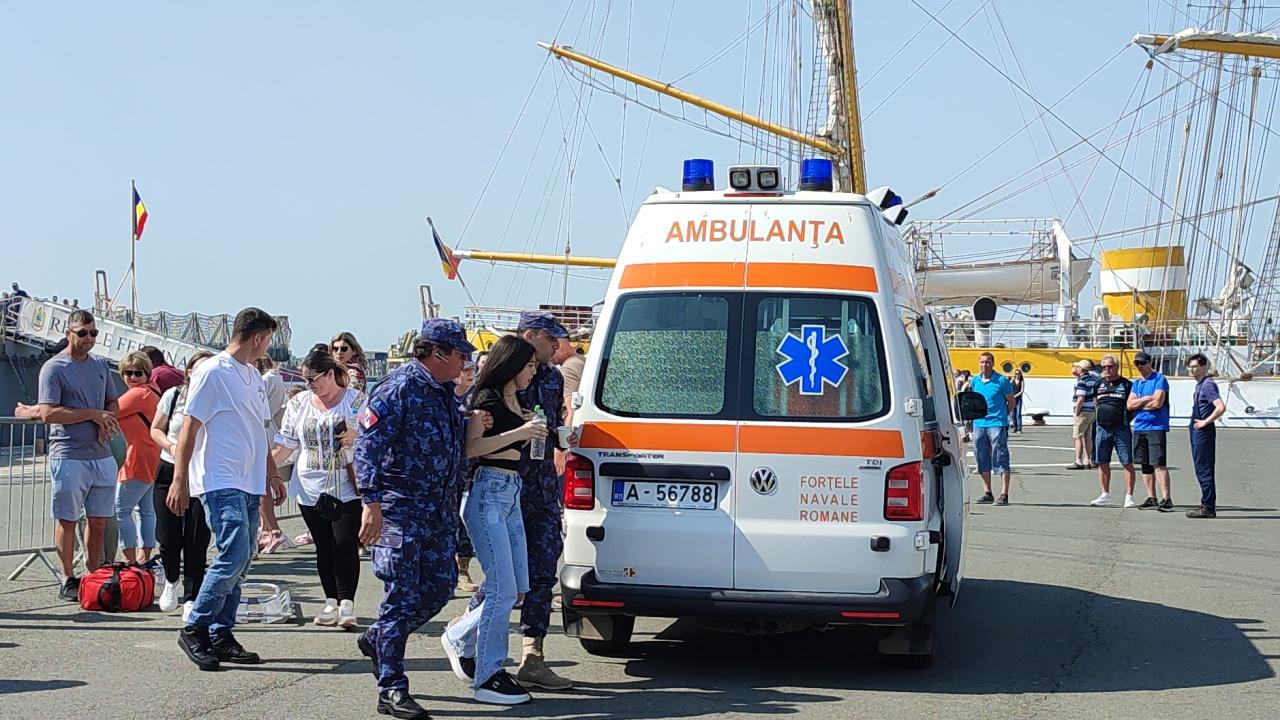 FOTO VIDEO Incident la ceremonia de revenire a Fregatei „Regele Ferdinand”: O tânără a avut nevoie de intervenția medicilor 504284044 672650845762007 9174590224618080825 n