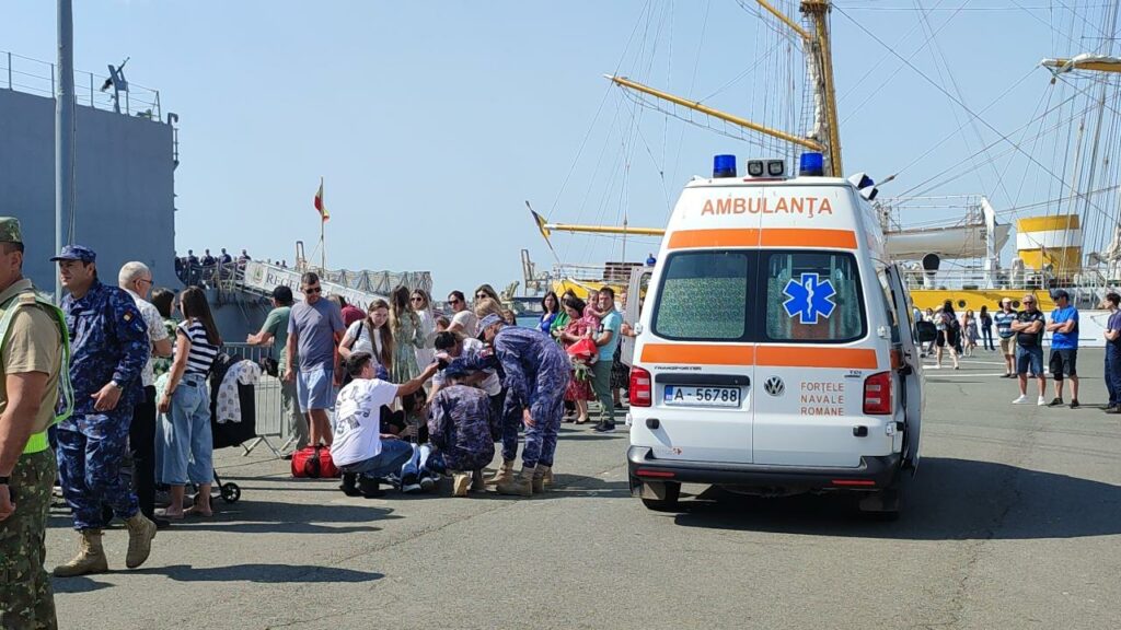 FOTO VIDEO Incident la ceremonia de revenire a Fregatei „Regele Ferdinand”: O tânără a avut nevoie de intervenția medicilor 4 FOTO VIDEO Incident la ceremonia de revenire a Fregatei „Regele Ferdinand”: O tânără a avut nevoie de intervenția medicilor 504312369 688614634071010 1581543689366240501 n