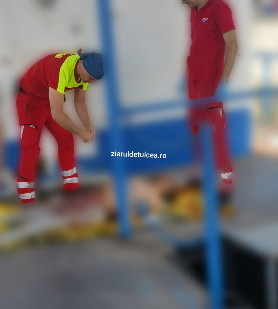 FOTO Doi pescari au fost răniți grav după ce barca lor a lovit un capac de pe mal / A intervenit elicopterul SMURD/ Ce spune Garda de Coastă 2 FOTO Doi pescari au fost răniți grav după ce barca lor a lovit un capac de pe mal / A intervenit elicopterul SMURD/ Ce spune Garda de Coastă 53951011 8d3e 4642 bf97 6070d383ea8b