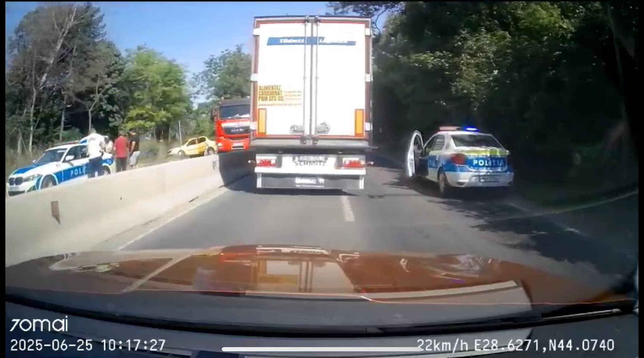 FOTO VIDEO O mașină a ieșit în afara părții carosabile, aproape de Eforie / Traficul este îngreunat 5d6691b0 6d81 406f 9a10 6071085e48f0