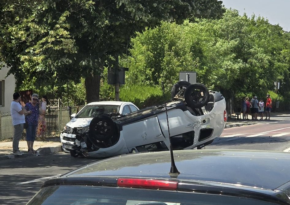 FOTO O mașină s-a răsturnat, în Eforie Sud/ Se circulă bară la bară spre sudul litoralului 5d72492f 5dd1 4f03 a6a3 59d03f567728
