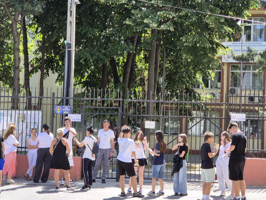 FOTO VIDEO Final de emoții pentru absolvenții clasei a VIII-a! Elevii din Constanța, optimiști după proba de Matematică de la Evaluarea Națională 4 FOTO VIDEO Final de emoții pentru absolvenții clasei a VIII-a! Elevii din Constanța, optimiști după proba de Matematică de la Evaluarea Națională 5f389901 2690 46d0 b042 7aeed85c82e0