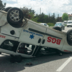 O ambulanță privată s-a răsturnat la ieșirea din Mihail Kogălniceanu spre Nicolae Bălcescu 61884759