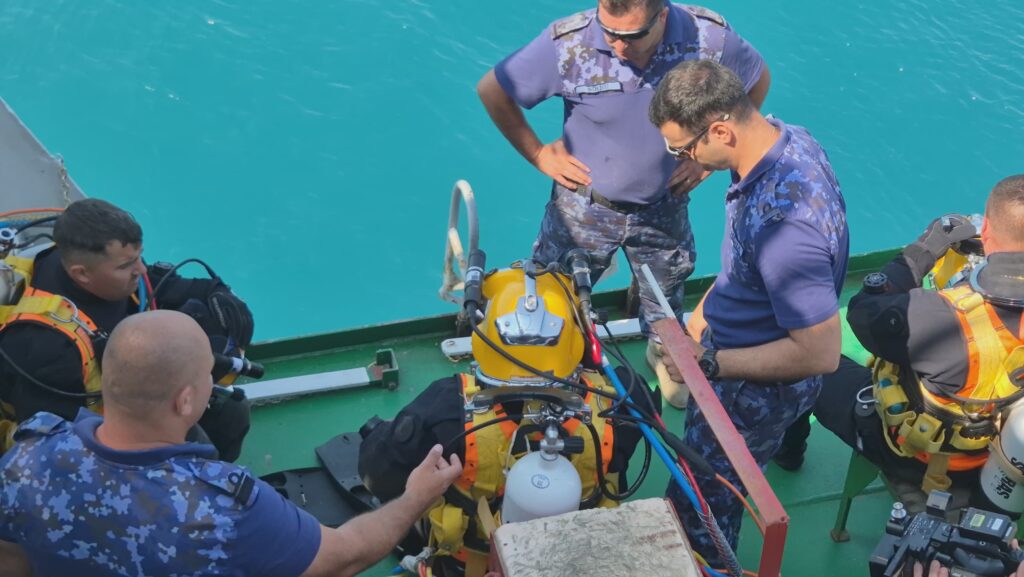 FOTO VIDEO Forțele Navale Române, simulare a unor situații de criză/ Delfinii au făcut spectacol pe mare 18 FOTO VIDEO Forțele Navale Române, simulare a unor situații de criză/ Delfinii au făcut spectacol pe mare 620ec334 f688 4b03 973c 5864a702697a