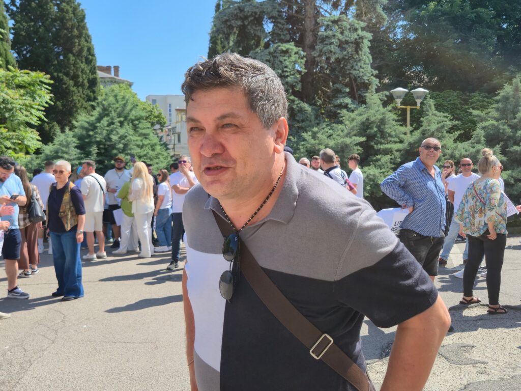 FOTO VIDEO Protest al micilor comercianți, în fața Prefecturii Constanța/ Acuză abuzuri ANPC și discriminare legislativă 10 FOTO VIDEO Protest al micilor comercianți, în fața Prefecturii Constanța/ Acuză abuzuri ANPC și discriminare legislativă 652ed507 1e0f 4b81 8dcb 975d007a56a9