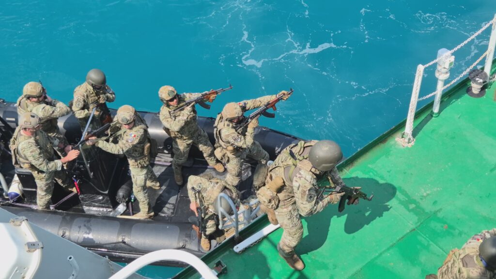FOTO VIDEO Forțele Navale Române, spectacol în Marea Neagră: exercițiu anti-terorist impresionant UPDATE 26 FOTO VIDEO Forțele Navale Române, spectacol în Marea Neagră: exercițiu anti-terorist impresionant UPDATE 658e63f0 f4f5 436b ab22 6f052e2e9735