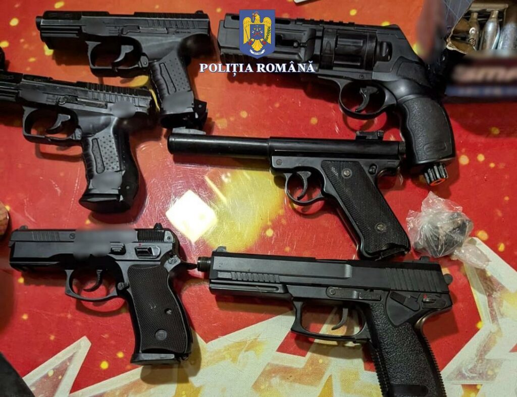 FOTO Întreg ARSENAL de arme, confiscat de la un bărbat din Lumina! A distrus casa unui vecin 2 FOTO Întreg ARSENAL de arme, confiscat de la un bărbat din Lumina! A distrus casa unui vecin 66ab814d 5a54 4a9b a6c1 76e3ff0416c4
