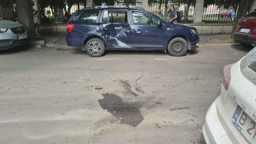 FOTO VIDEO Accident cu trei mașini implicate pe strada Răscoalei din Constanța 2 FOTO VIDEO Accident cu trei mașini implicate pe strada Răscoalei din Constanța 6755c06c b04c 4815 a363 eb319b78313a