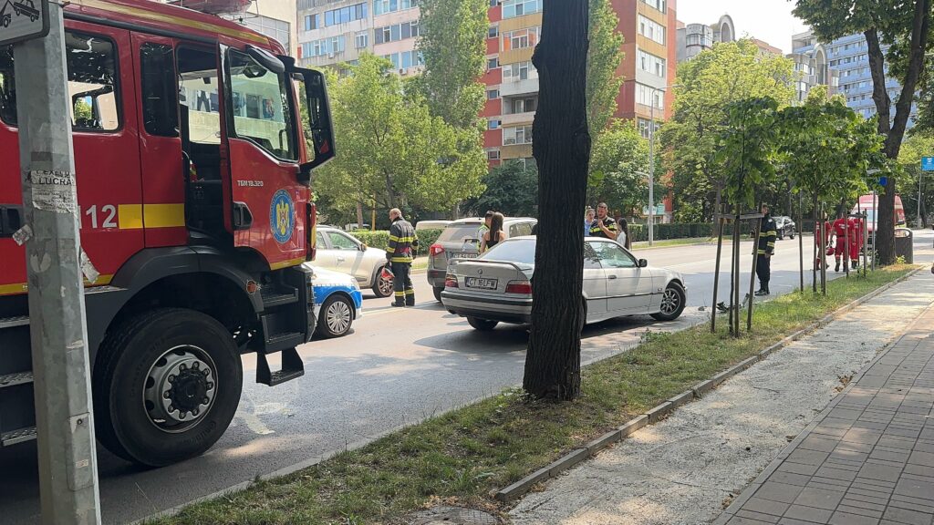 FOTO VIDEO Accident pe bulevardul Ferdinand din Constanța: Un BMW s-a făcut praf 6 FOTO VIDEO Accident pe bulevardul Ferdinand din Constanța: Un BMW s-a făcut praf 6d8778b9 748f 4e6e b21d f2868a0a8b08