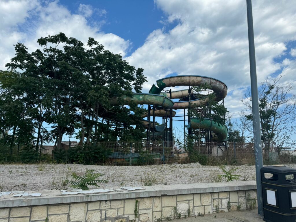 FOTO VIDEO Toboganul care se descompune sub privirile turiștilor. Dosarul desființării este blocat în instanță de ani buni 7 FOTO VIDEO Toboganul care se descompune sub privirile turiștilor. Dosarul desființării este blocat în instanță de ani buni 72035eb5 a675 4a6a 8603 af5e36e45cf7