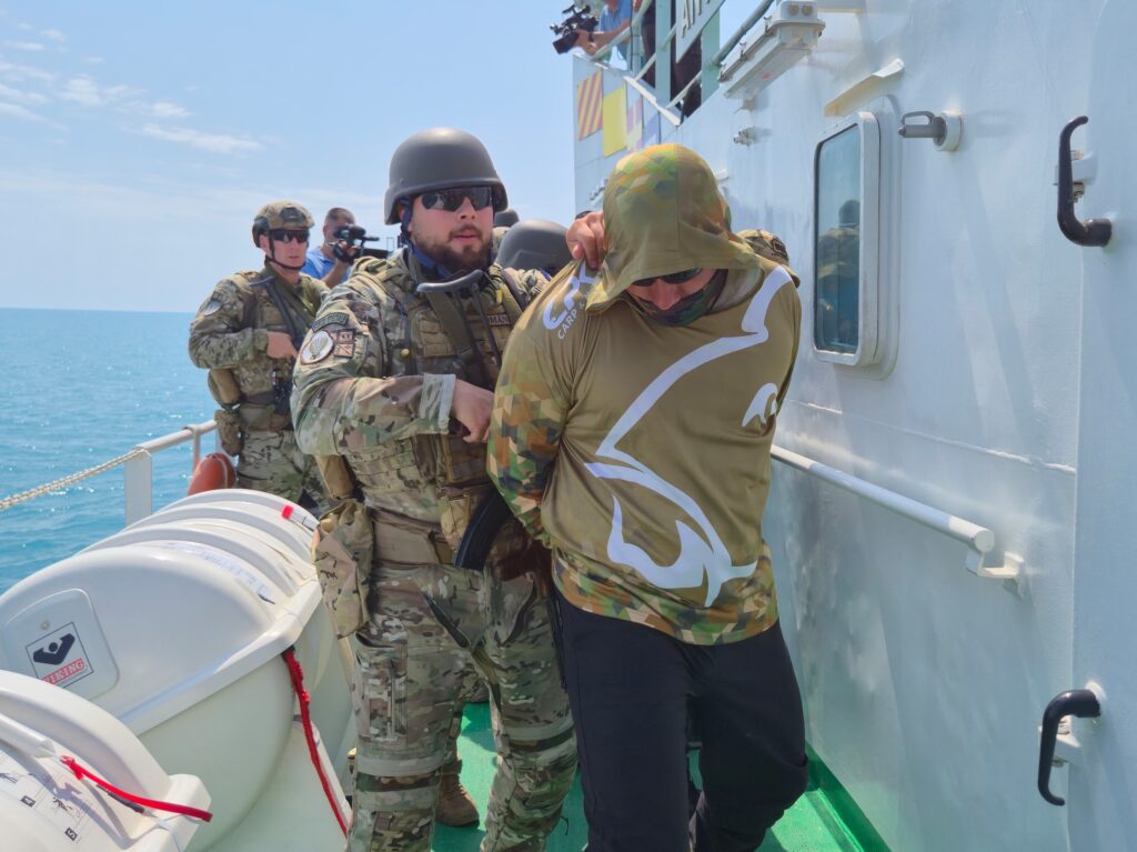 FOTO VIDEO Forțele Navale Române, simulare a unor situații de criză/ Delfinii au făcut spectacol pe mare 22 FOTO VIDEO Forțele Navale Române, simulare a unor situații de criză/ Delfinii au făcut spectacol pe mare 7befc707 8bfe 4ea6 a910 ce8429d60bd9