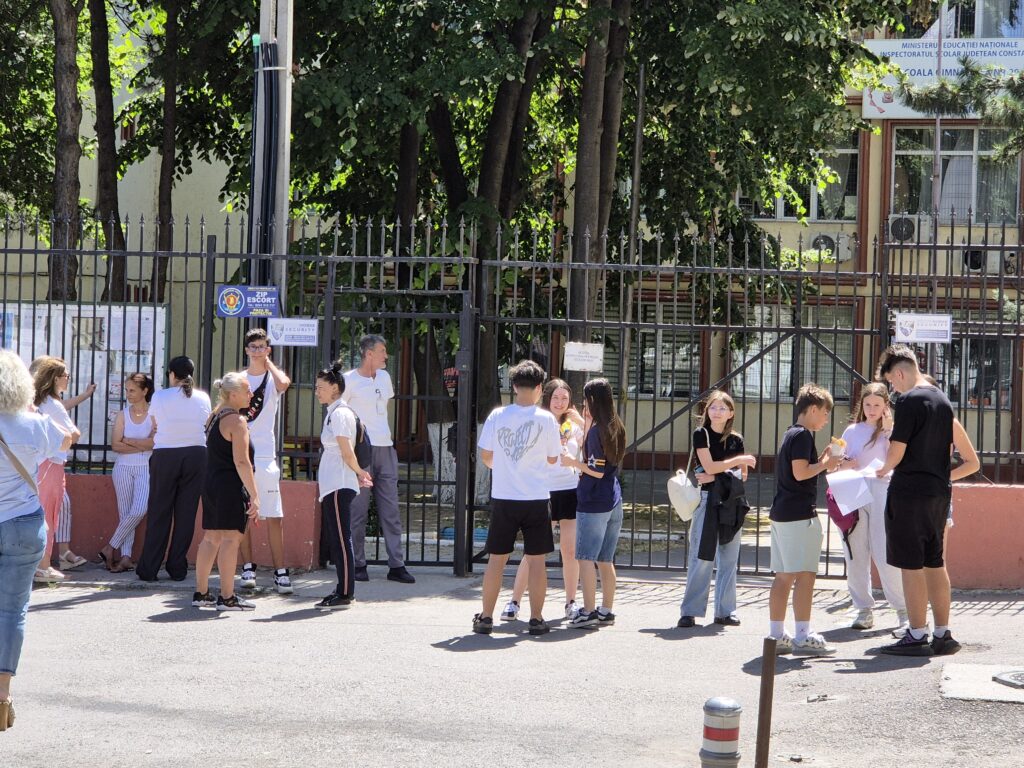 FOTO VIDEO Final de emoții pentru absolvenții clasei a VIII-a! Elevii din Constanța, optimiști după proba de Matematică de la Evaluarea Națională 2 FOTO VIDEO Final de emoții pentru absolvenții clasei a VIII-a! Elevii din Constanța, optimiști după proba de Matematică de la Evaluarea Națională 7e20ddd3 91ab 4202 8d17 bb8a39e75400