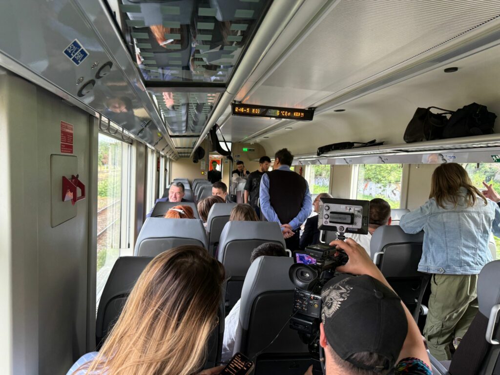 FOTO VIDEO Directorul CFR Călători a venit cu Trenul Soarelui la Constanța/ A fost lansat programul estival UPDATE 7 FOTO VIDEO Directorul CFR Călători a venit cu Trenul Soarelui la Constanța/ A fost lansat programul estival UPDATE 80165c1b 8493 45d4 a698 ab4bb73271c8