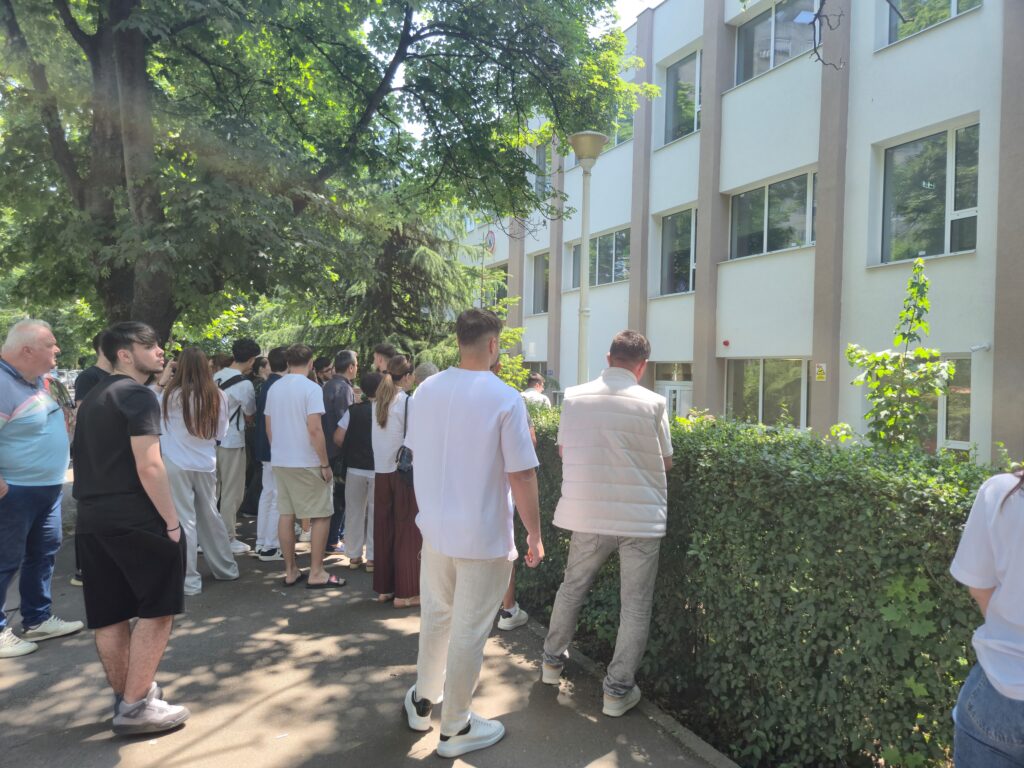 FOTO VIDEO Elevii de la Liceul Teoretic „Traian” din Constanța au ieșit zâmbind de la prima probă de Bacalaureat 5 FOTO VIDEO Elevii de la Liceul Teoretic „Traian” din Constanța au ieșit zâmbind de la prima probă de Bacalaureat 825a8130 31c9 499e ae33 5abcdc4f2760