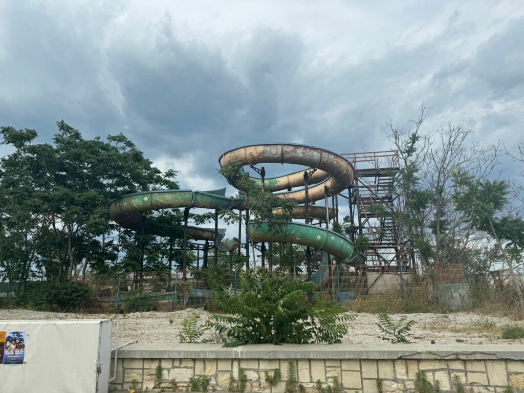 FOTO VIDEO Toboganul care se descompune sub privirile turiștilor. Dosarul desființării este blocat în instanță de ani buni 3 FOTO VIDEO Toboganul care se descompune sub privirile turiștilor. Dosarul desființării este blocat în instanță de ani buni 8468d6dd 4fca 4f47 a3f2 0fa5047e23db