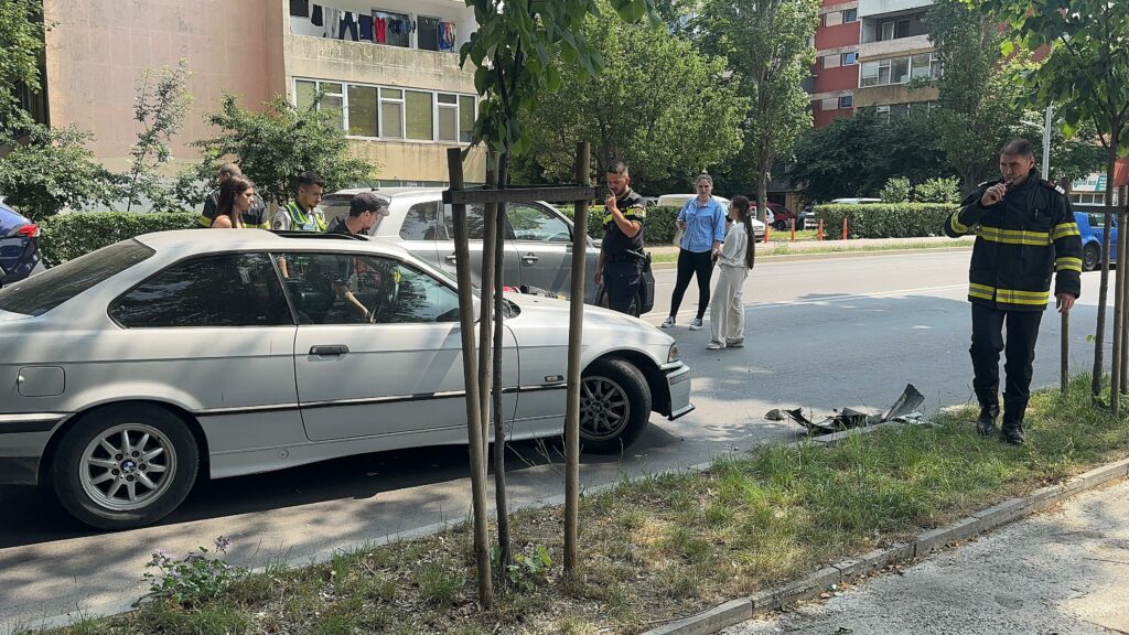 FOTO VIDEO Accident pe bulevardul Ferdinand din Constanța: Un BMW s-a făcut praf 7 FOTO VIDEO Accident pe bulevardul Ferdinand din Constanța: Un BMW s-a făcut praf 8ff7a278 2acd 430a 9c89 6106fd182d2b