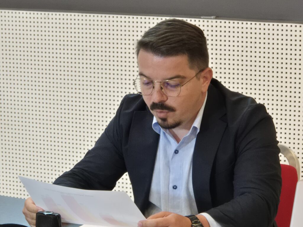FOTO VIDEO Replica lui Andrei Talpeș, fostul director al CSM Constanța, la acuzațiile aduse de primarul Chițac și actuala conducere: „Ochiuleț a avut venituri din pariuri sportive” 7 FOTO VIDEO Replica lui Andrei Talpeș, fostul director al CSM Constanța, la acuzațiile aduse de primarul Chițac și actuala conducere: „Ochiuleț a avut venituri din pariuri sportive” 920f8a67 3dac 42c0 9d7c f3e0c1f99f4c