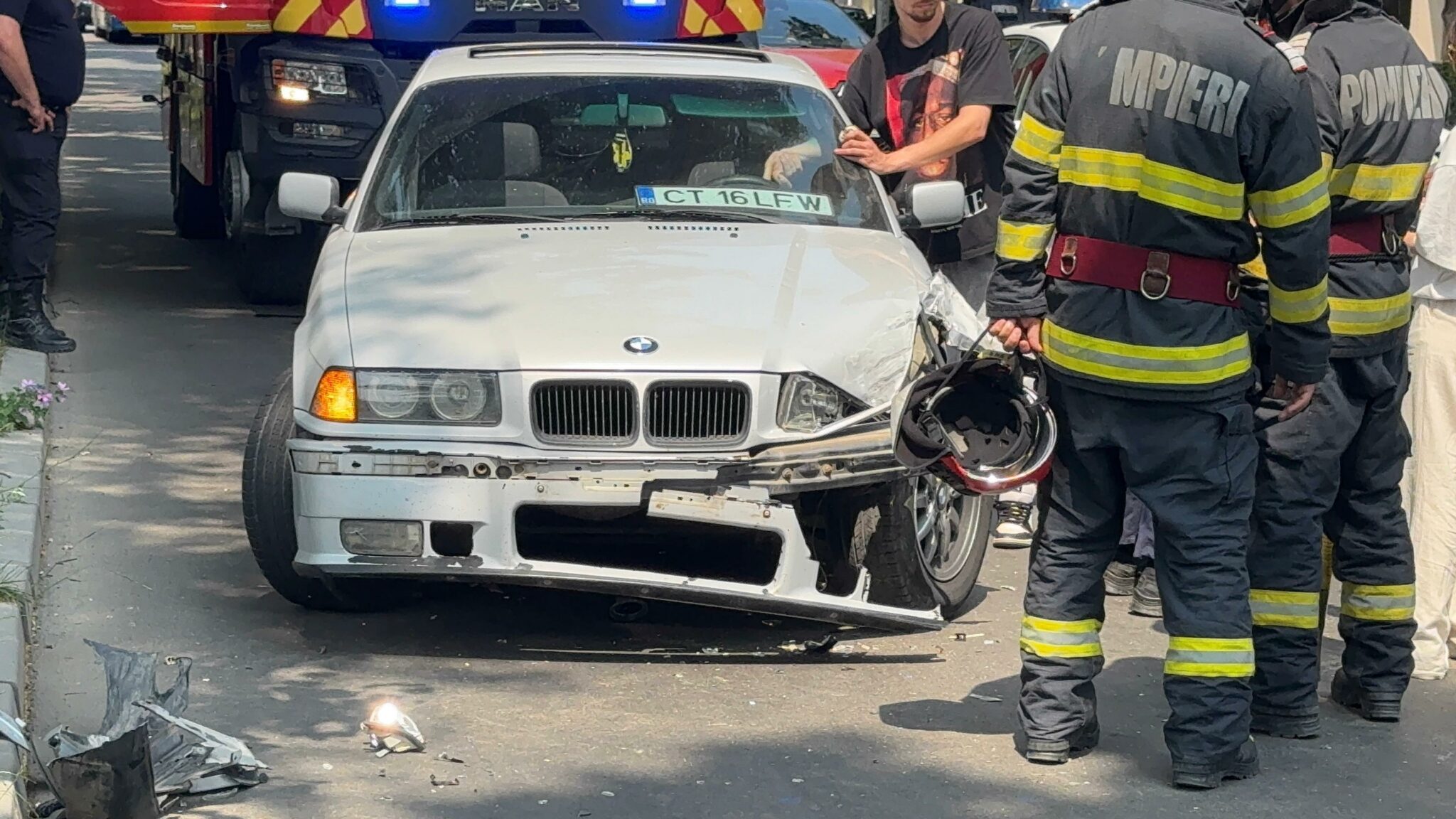 FOTO VIDEO Accident pe bulevardul Ferdinand din Constanța: Un BMW s-a făcut praf 9245ba0b 6257 4ed6 9d67 6e5b32c1dc29