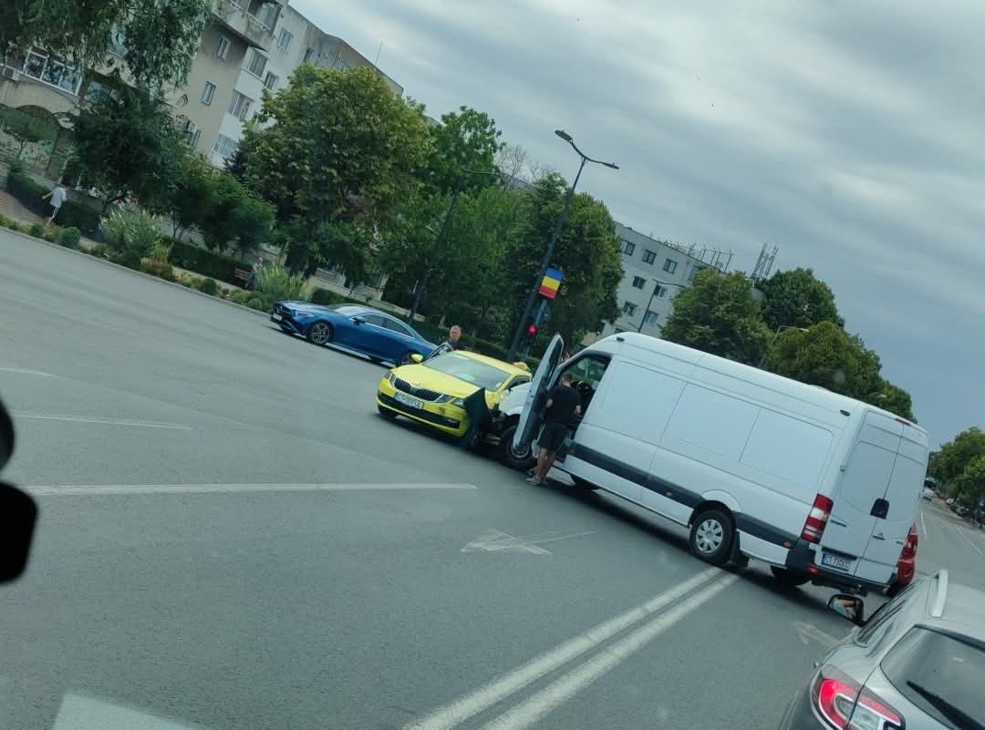 FOTO O dubă și un taxi s-au tamponat, în intersecția de la Dacia 95d825c8 6e22 4dcf bdb4 d368bc9d3ad9
