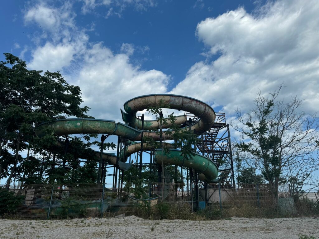 FOTO VIDEO Toboganul care se descompune sub privirile turiștilor. Dosarul desființării este blocat în instanță de ani buni 6 FOTO VIDEO Toboganul care se descompune sub privirile turiștilor. Dosarul desființării este blocat în instanță de ani buni 996a4e11 1d0d 46fb 9e6e b9980316af9b