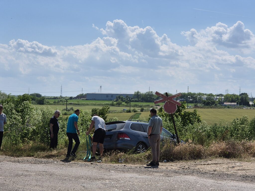 FOTO VIDEO Accident feroviar! O mașină a fost lovită de tren, în Tomis Plus 6 FOTO VIDEO Accident feroviar! O mașină a fost lovită de tren, în Tomis Plus 9cb472e7 30df 446f a02a 54d5019d555c