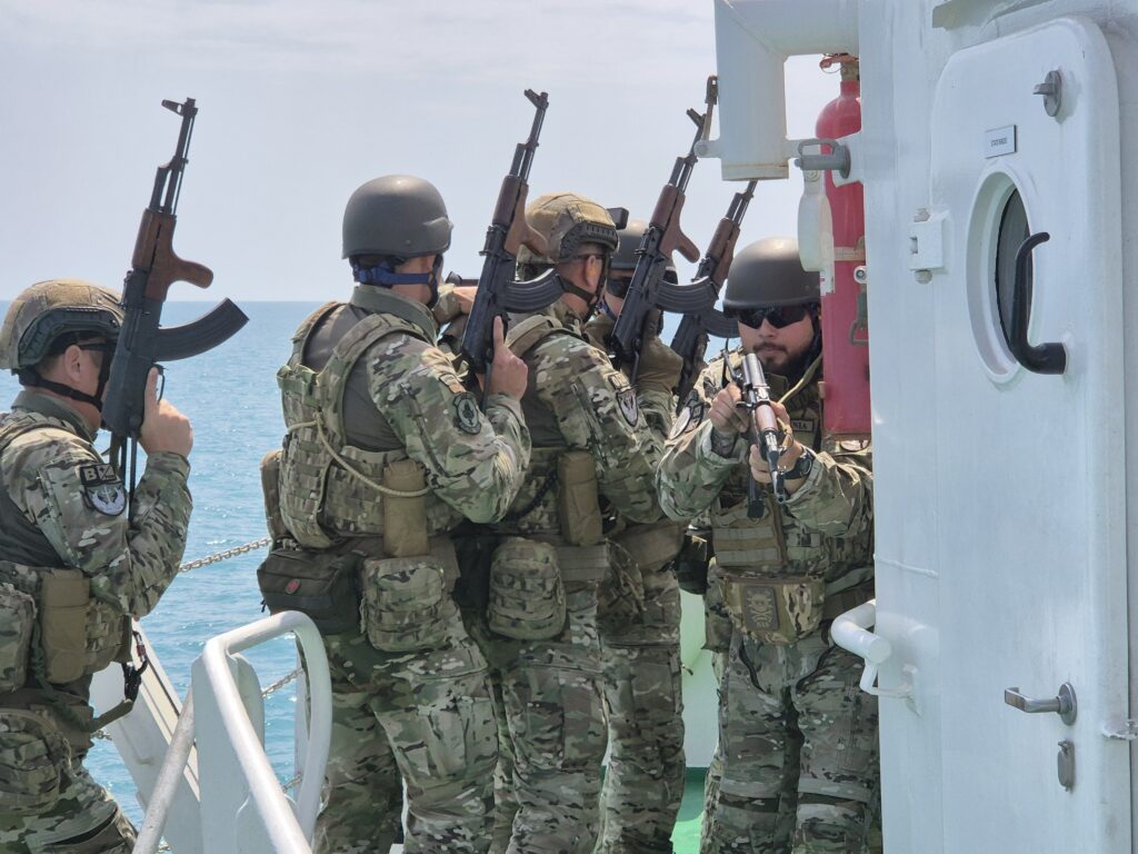 FOTO VIDEO Forțele Navale Române, simulare a unor situații de criză/ Delfinii au făcut spectacol pe mare 24 FOTO VIDEO Forțele Navale Române, simulare a unor situații de criză/ Delfinii au făcut spectacol pe mare 9cbdf2f1 83d6 429b b688 c23fb4dd9ead