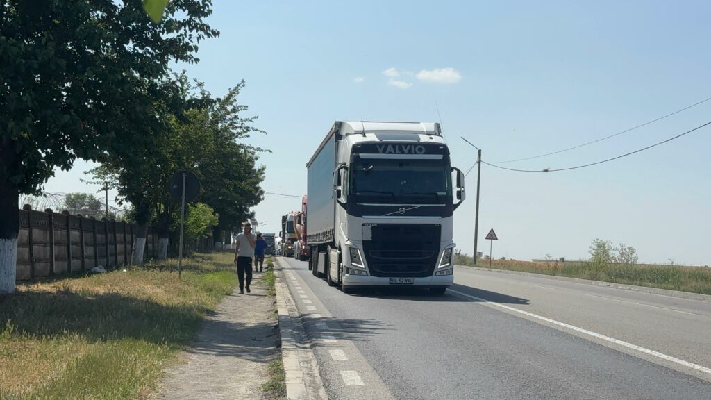 FOTO VIDEO Accident GRAV între DOUĂ camioane și CINCI mașini printre care una de la MAI, în Mihail Kogălniceanu/ A intervenit elicopterul SMURD UPDATE 11 FOTO VIDEO Accident GRAV între DOUĂ camioane și CINCI mașini printre care una de la MAI, în Mihail Kogălniceanu/ A intervenit elicopterul SMURD UPDATE 9d138845 138c 4786 9089 5dec9c602296