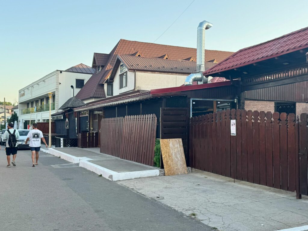 FOTO-VIDEO La final de iunie, Satul de Vacanță din Mamaia îi întâmpină pe turiști cu gropi și lacăte pe uși 10 FOTO-VIDEO La final de iunie, Satul de Vacanță din Mamaia îi întâmpină pe turiști cu gropi și lacăte pe uși 9e4132e7 67c5 4d6f 9008 3f70f360a823
