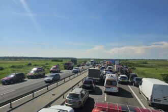 FOTO VIDEO Accident în care au fost implicate 3 TIR-uri şi cinci autoturisme, pe autostrada A1/ Un minor de 10 ani a murit Imagine WhatsApp 2025 06 03 la 16.10.58 40afb73c