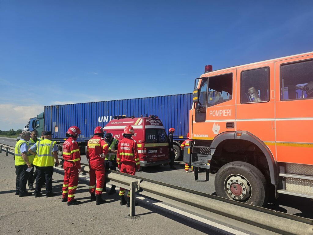 FOTO VIDEO Accident în care au fost implicate 3 TIR-uri şi cinci autoturisme, pe autostrada A1/ Un minor de 10 ani a murit 3 FOTO VIDEO Accident în care au fost implicate 3 TIR-uri şi cinci autoturisme, pe autostrada A1/ Un minor de 10 ani a murit Imagine WhatsApp 2025 06 03 la 16.10.59 9824168b