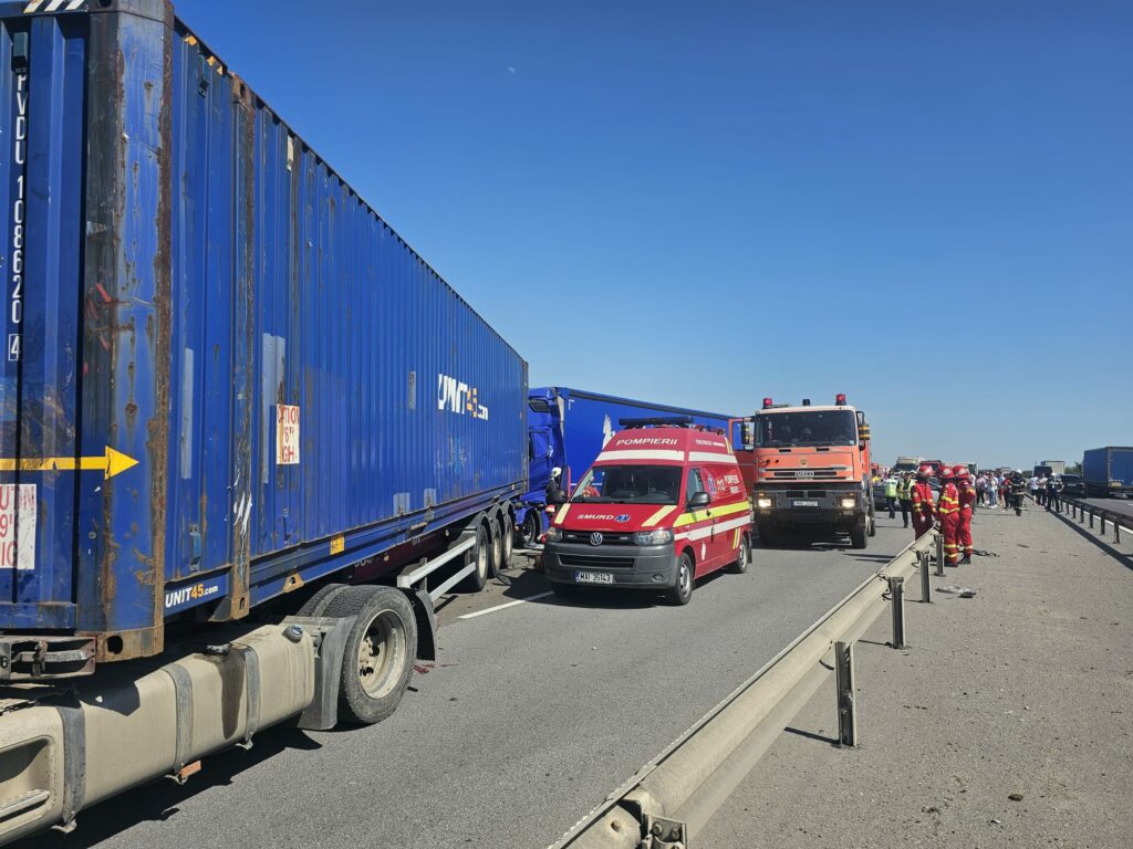 FOTO VIDEO Accident în care au fost implicate 3 TIR-uri şi cinci autoturisme, pe autostrada A1/ Un minor de 10 ani a murit 5 FOTO VIDEO Accident în care au fost implicate 3 TIR-uri şi cinci autoturisme, pe autostrada A1/ Un minor de 10 ani a murit Imagine WhatsApp 2025 06 03 la 16.11.00 0ea5f825