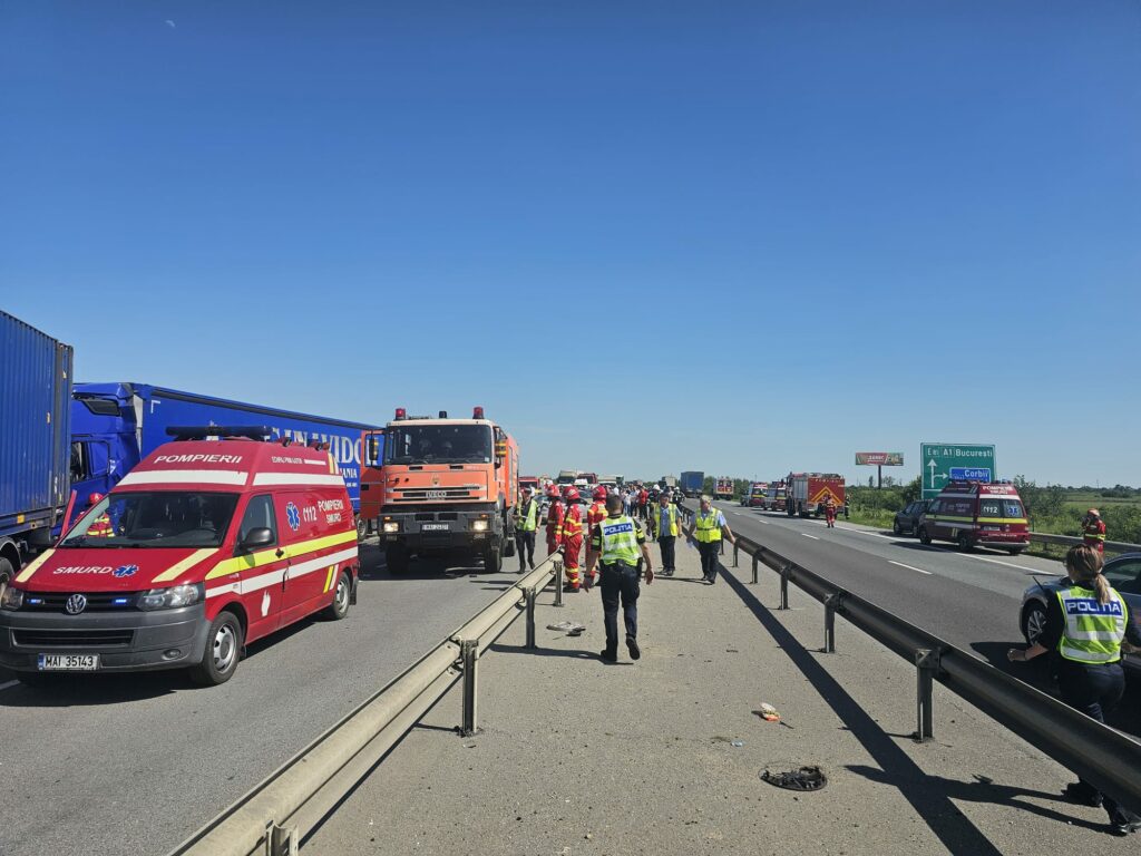 FOTO VIDEO Accident în care au fost implicate 3 TIR-uri şi cinci autoturisme, pe autostrada A1/ Un minor de 10 ani a murit 4 FOTO VIDEO Accident în care au fost implicate 3 TIR-uri şi cinci autoturisme, pe autostrada A1/ Un minor de 10 ani a murit Imagine WhatsApp 2025 06 03 la 16.11.00 131615e5