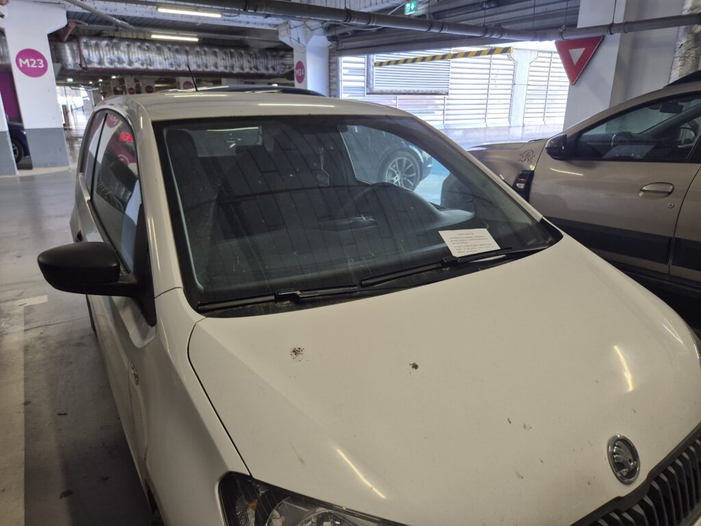 FOTO VIDEO Zeci de mașini au fost abandonate în parcarea subterană a mall-ului Vivo 8 FOTO VIDEO Zeci de mașini au fost abandonate în parcarea subterană a mall-ului Vivo Imagine WhatsApp 2025 06 10 la 13.44.45 f063ba95