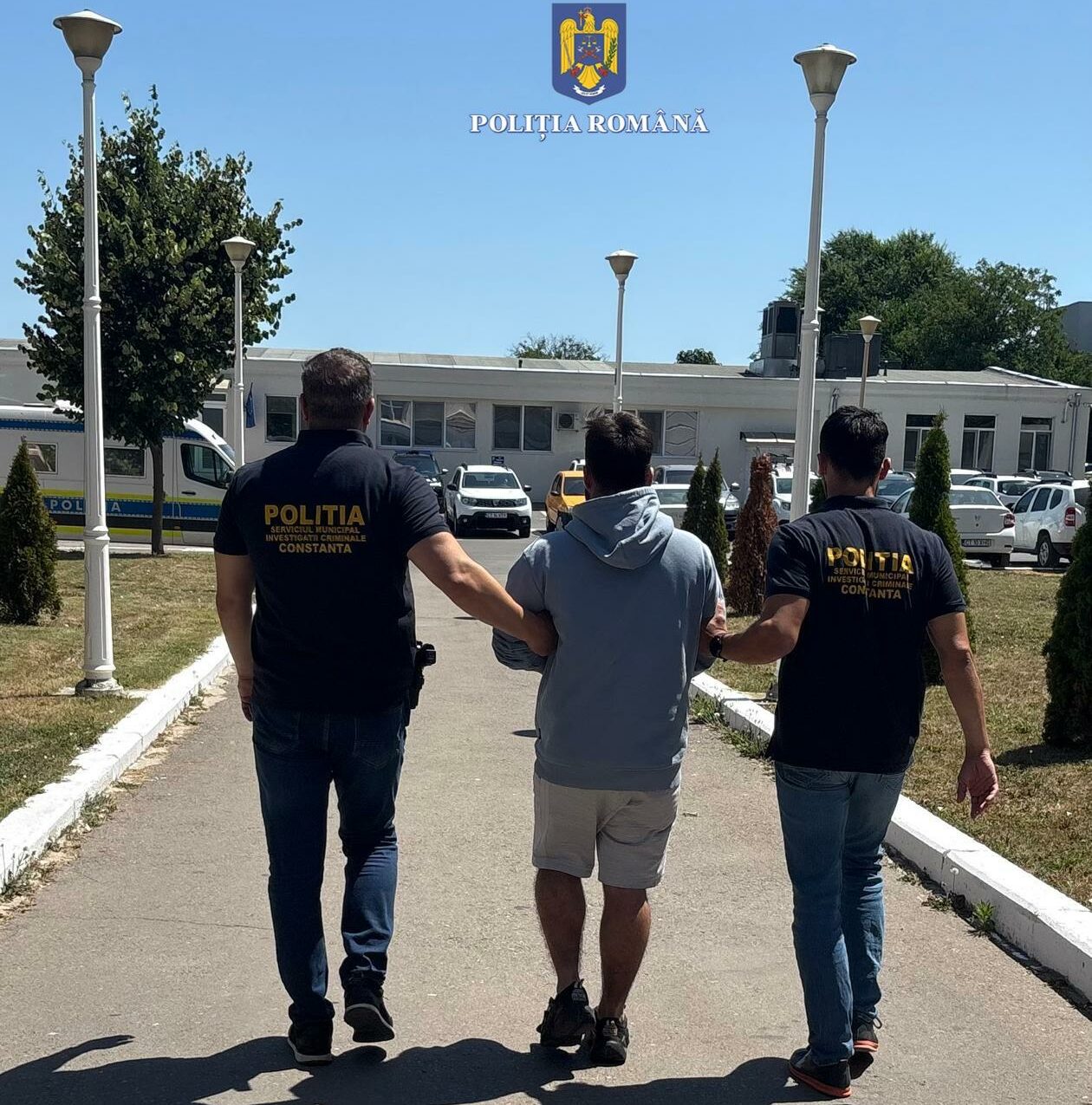 VIDEO Un tânăr mascat a încercat să jefuiască o sală de jocuri din Constanța/ A amenințat angajata cu un cuțit Imagine WhatsApp 2025 06 25 la 12.39.28 1d14a569 e1750844837495