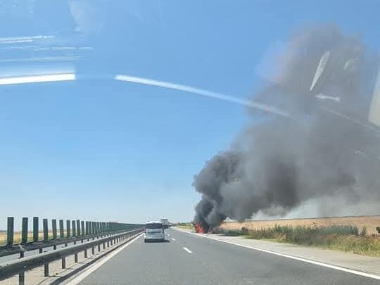 FOTO Incendiu pe A2: un autoturism a fost cuprins de flăcări 2 FOTO Incendiu pe A2: un autoturism a fost cuprins de flăcări Imagine WhatsApp 2025 06 25 la 13.34.17 9f73740c edited