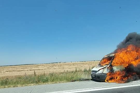 FOTO Incendiu pe A2: un autoturism a fost cuprins de flăcări Imagine WhatsApp 2025 06 25 la 13.34.18 ac727f0f e1750848493373