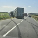 FOTO Un camion care transportă animale a ieșit de pe șosea, în zona satului Culmea din Constanța Imagine WhatsApp 2025 06 26 la 14.21.03 89d713a9