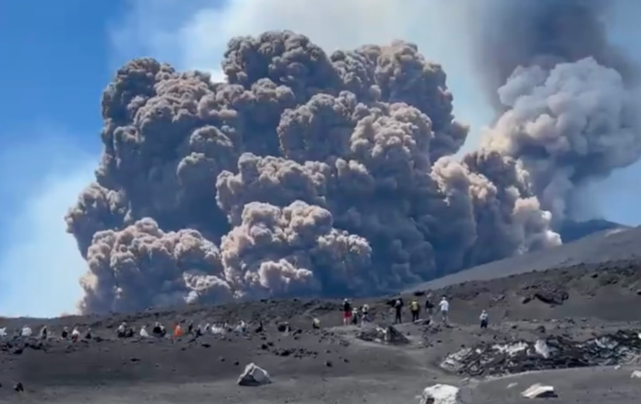 VIDEO Vulcanul Etna erupe din nou/ Pământul e umbrit de norul de cenușă Screenshot 2025 06 02 161529