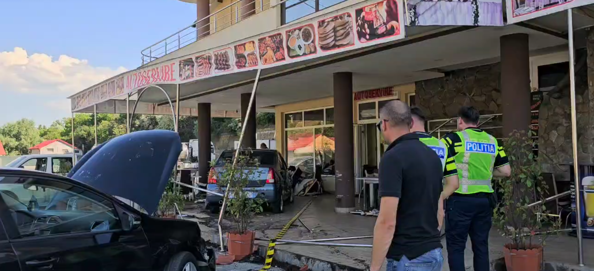 VIDEO O mașină a intrat într-o terasă în urma unei coliziuni unde a lovit trei persoane, în localitatea Ștefan cel Mare/ 5 persoane au fost implicate UPDATE Screenshot 2025 06 03 174247
