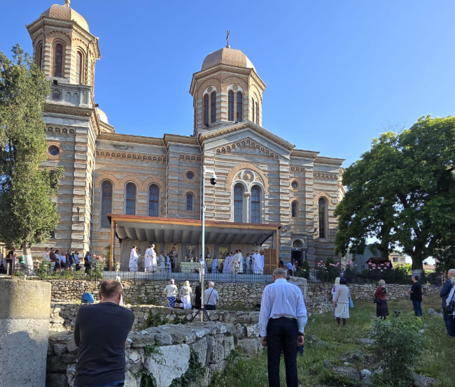LIVE FOTO VIDEO Sărbătoarea Rusaliilor la Catedrala din Constanța/ Arhiepiscopul Teodosie va binecuvânta frunzele de nuc Screenshot 2025 06 08 083844