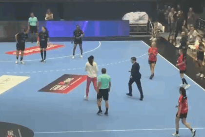 VIDEO Nicușor Dan, prezent la retragerea Cristinei Neagu. A executat o aruncare de la 7 metri Screenshot 2025 06 08 223059