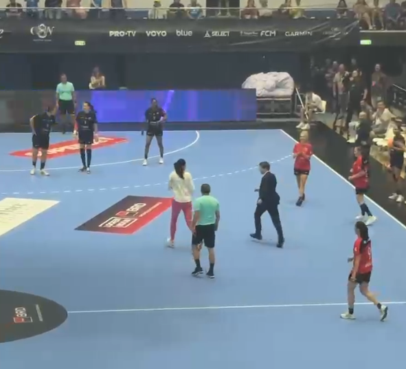 VIDEO Nicușor Dan, prezent la retragerea Cristinei Neagu. A executat o aruncare de la 7 metri Screenshot 2025 06 08 223059